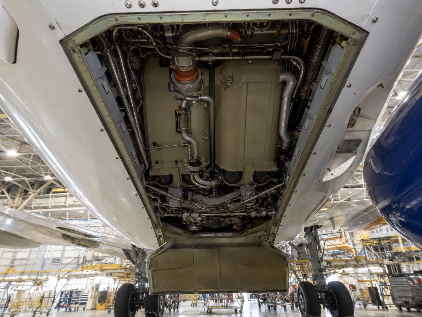 Air conditioning packs in the lower section of the aircraft
